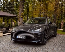 В Україні помітили ексклюзивний кросовер Aston Martin за 14 мільйонів на "бляхах" (фото)