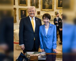 Шар гриму став товщим: уже на другій руці Трампа помітили підозрілі синці