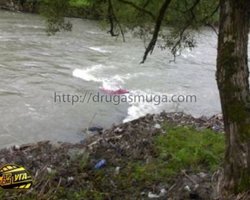 На Закарпатье ВАЗ утонул в реке вместе с пассажирами