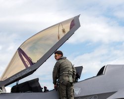 Китайские хакеры в действии. Как Китай украл технологии истребителей F-22 и F-35, а теперь охотится на летчиков США