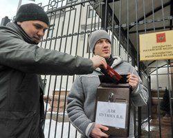 Путину подарили открытки с Днем Победы и таблетку от склероза