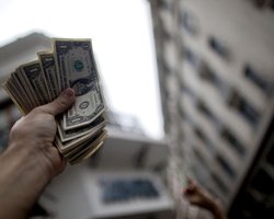 Обязательная конвертация валютных переводов в гривну вступила в силу