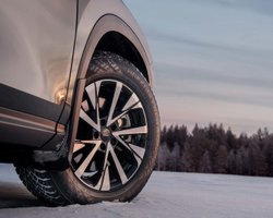 Підлаштовуються під погоду: випущено перші у світі шини з висувними шипами (відео)