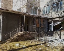 ЗС РФ завдали артилерійського удару по дитячій лікарні в Херсоні: багато постраждалих (відео)