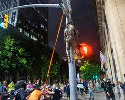 В США протестующие "задушили" и повесили на фонарном столбе статую солдата-конфедерата