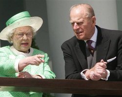 Елизавета II вернулась в Букингемский дворец и ждет звонка от принца Уильяма