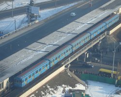 В Киевском метро на рельсы упал мужчина