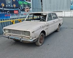 Служил детской площадкой: в Украине обнаружили заброшенным винтажный Ford 60-х (видео)