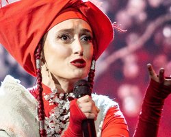 "Это был пранк". Алина Паш объяснила, зачем ездила в Крым и фотографировалась на Красной площади