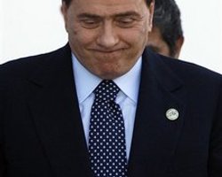 Прокуроры потребовали суда над Берлускони и его сыном за мошенничество