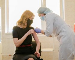 Первый нардеп от "Слуги народа" привился вакциной Covieshield в Черкассах