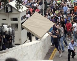 Сегодня в Афинах протестовали более 20 тысяч греков