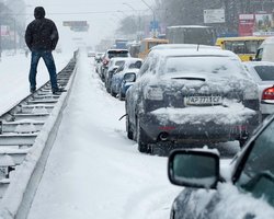 Движение на некоторых дорогах Украины затруднено из-за непогоды