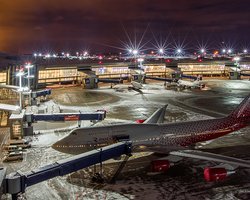 Задержаны более 100 рейсов, раздаются взрывы: Москву атакуют беспилотники, что известно