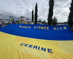 "Никогда больше России": на Аляске проходит массовый митинг перед встречей Путина и Трампа (видео)