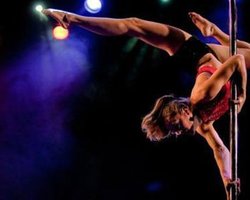 Танцы у шеста требуют признать олимпийским видом спорта 