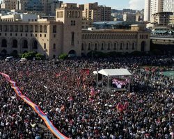 В Армении протестующие дали Пашиняну час на то, чтобы уйти в отставку, — СМИ (видео)