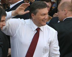 У Януковича под рубашкой увидели большой крест