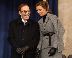 Мисс Украина Александра Николаенко появилась на инаугурации Трампа с 89-летним супругом (фото)