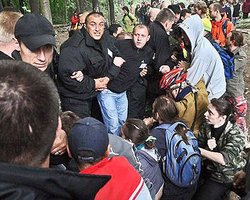 В Харьковском парке деревья начали валить с людьми