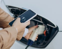 Чи можна заряджати електромобілі з квартир через подовжувачі : пояснення енергетиків