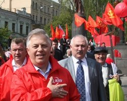 Две тысячи коммунистов маршируют по Крещатику