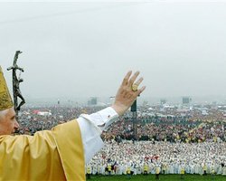 СМИ: Одежду для нового Папы Римского шьет украинка