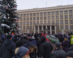 Тарифные протесты: в Ужгороде митингующие требовали представителя власти