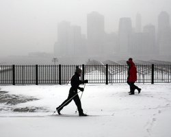 Нью-Йорк засыпало снегом