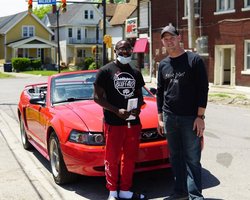 В США школьник за уборку улицы после протестов получил в подарок Mustang и стипендию в колледже