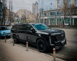 Швидкісний гігант: у Києві засвітився надпотужний позашляховик Cadillac за $250 000 (фото)