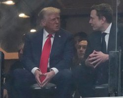 "Я по тебе скучал": о чем говорили Трамп и Маск на прощании с Чарли Кирком (видео)