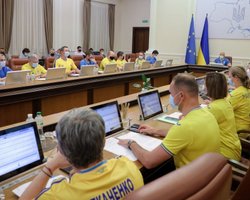 Министры пришли на заседание Кабмина в футболках сборной Украины (фото, видео)