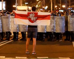 "Советуем носить маски и неброскую одежду". В Беларуси создают отряды самообороны