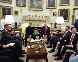 Зеленский просил прощения, Вэнс молчал, а Трамп провел экскурсию: какой была встреча в Белом доме (фото)