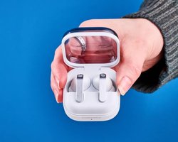 Чудова альтернатива AirPods: нові навушники Samsung випробували у реальному житті (фото)