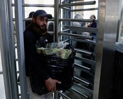 В Сирии жители несут в банки мусорные мешки с деньгами: что произошло (фото)