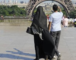 В Париже начали арестовывать женщин в парандже