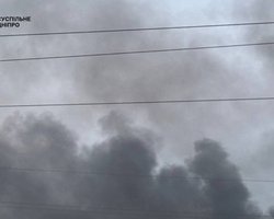 Дніпро накрив густий чорний дим після вибухів: РФ вдарила по місцевому підприємству (фото)