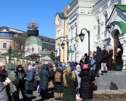 Комиссию Минкульта не пустили в Лавру: настоятель Павел грозил журналистам палкой (видео)