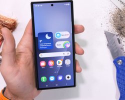 Смартфон за 180 тысяч грн сломался через месяц: пользователь показал, в чем проблема (фото)