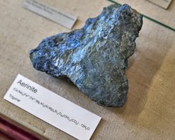 Найзагадковіший мінерал, що змінює колір, повертається в Лондон: у чому його секрет (фото)