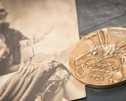 Англичанка нашла среди хлама уникальную олимпийскую медаль своей бабушки