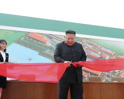 Ким Чен Ын перерезал красную ленту на открытии завода в Пхеньяне, – СМИ КНДР