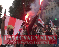 Активисты пришли под посольство Беларуси в Киеве: файеры и стычки с полицией