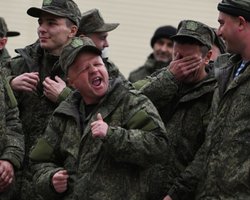 После школы на фронт: в РФ разрешили с 18 лет подписывать контракт на военную службу