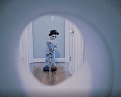 Успех с нулевым бюджетом: отец и сын сняли вирусную пародию на Джеймса Бонда (видео)