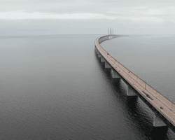 Исчезает под водой и появляется: что известно о самом известном мосте, который соединяет две страны (видео)