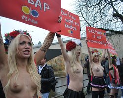 Азаров готов помочь девушкам из Femen заняться политикой