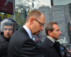 Яценюк, Кличко и Тягнибок отправились на встречу с представителями ЦИК